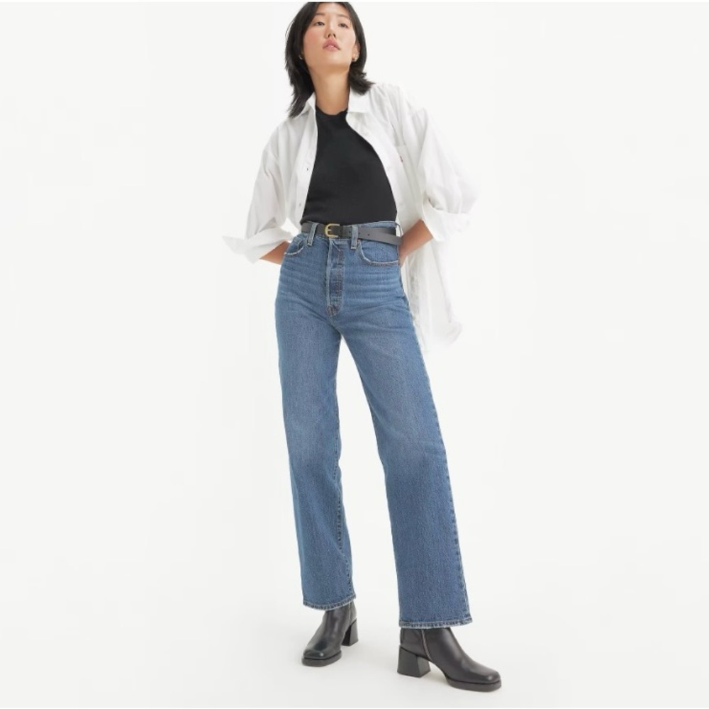 Levi's Straight Leg Jeans in Classic Blue